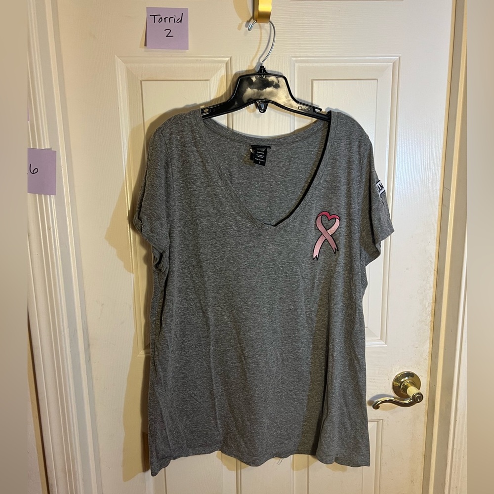 EUC Torrid breast cancer awareness heart tee, size 2